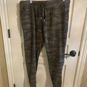 Zyia camo jogger